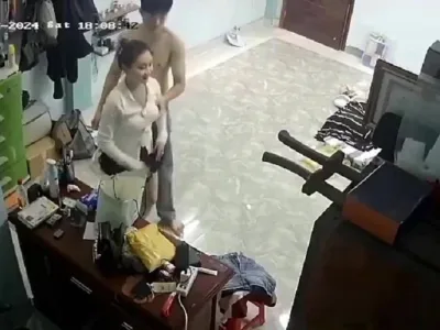 Chồng vắng nhà vợ trẻ được người tình tặng váy mới và làm luôn tại phòng ngủ